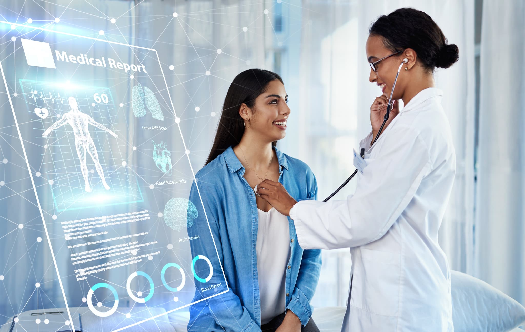 Médica atende paciente com recursos visuais de tecnologia em saúde digital.