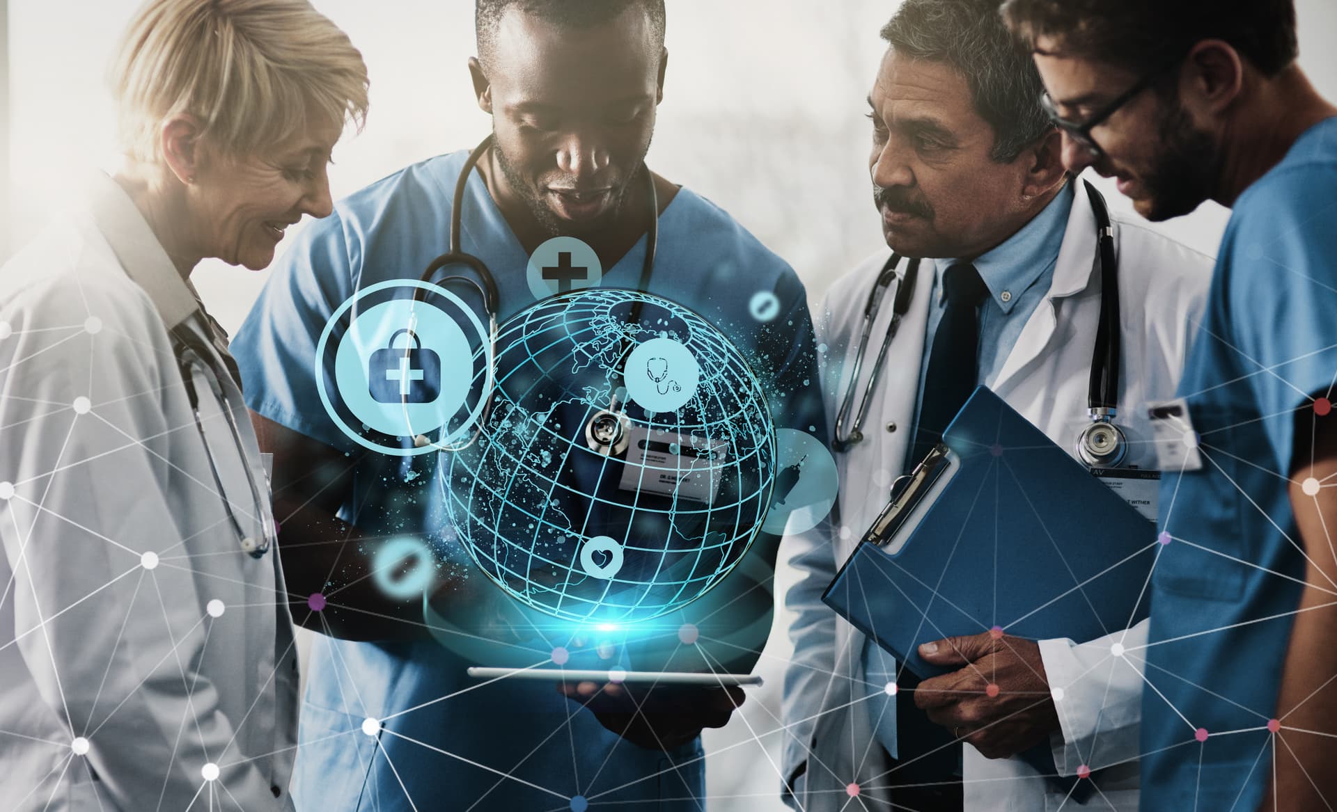 Profissionais de saúde utilizando tecnologia digital para interoperabilidade na saúde